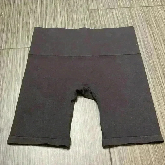 Women's Black Ribbed Knit Mid-Rise Athleisure Comfort Pull On Bike Shorts - Picture 1 of 6